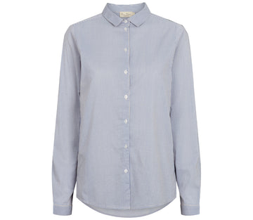 Classic shirt with cuffs and button closure. The shirt is longer at the back